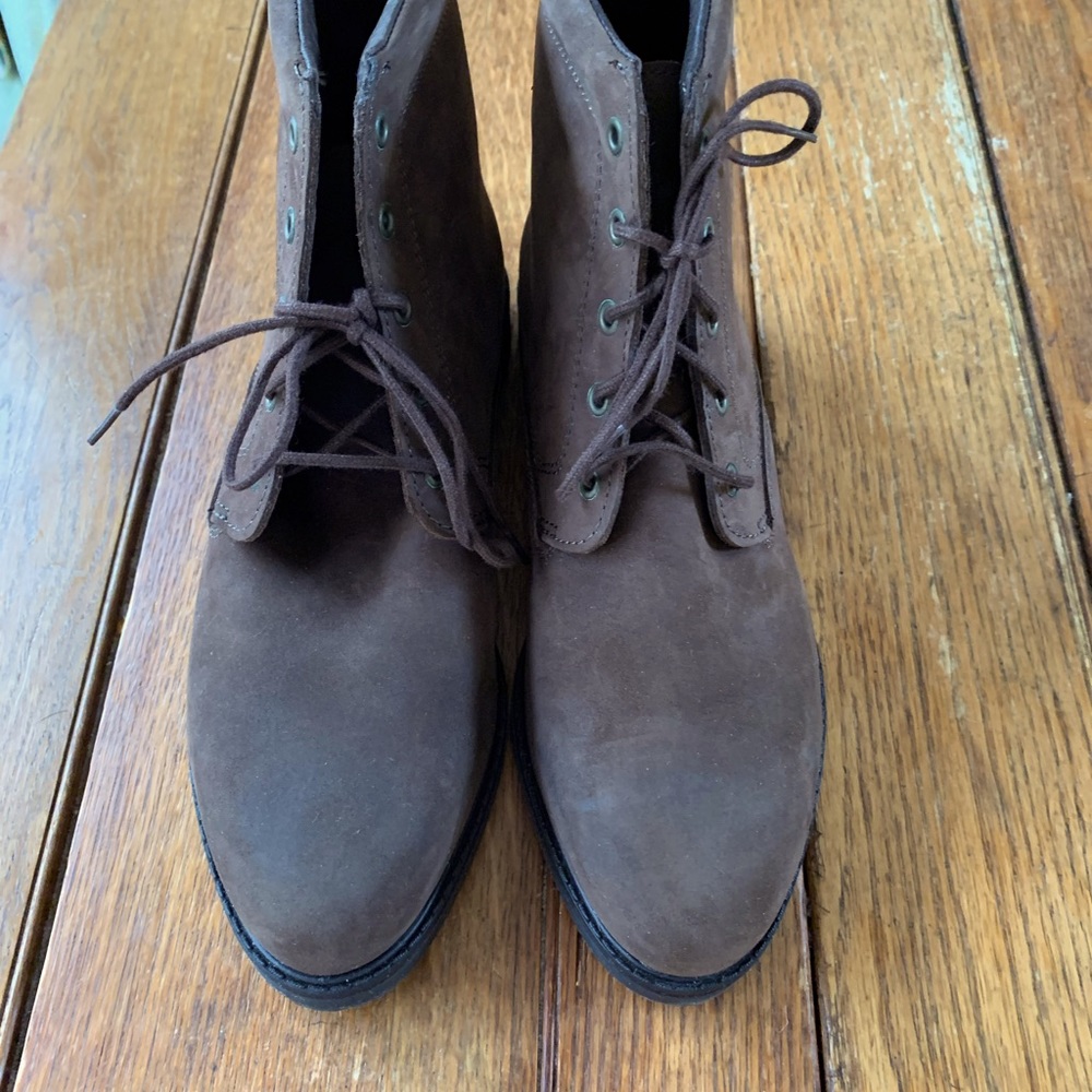 Bass NIB never worn shoe boots chocolate brown suede.